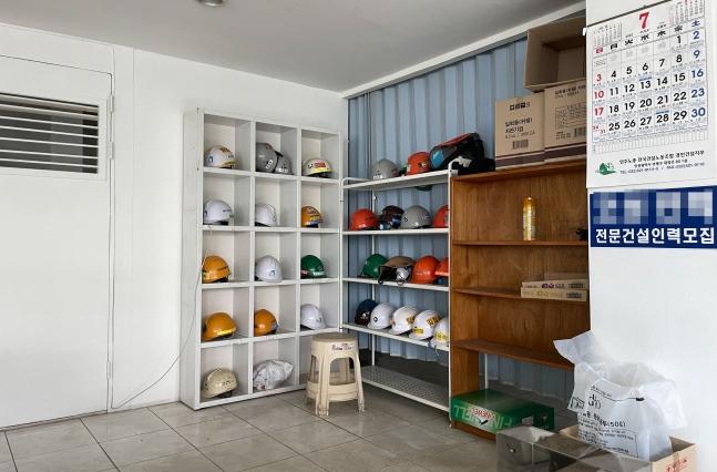 當地時間28日,首爾九老區某職業中介公司內十分冷清,工地工人所用的